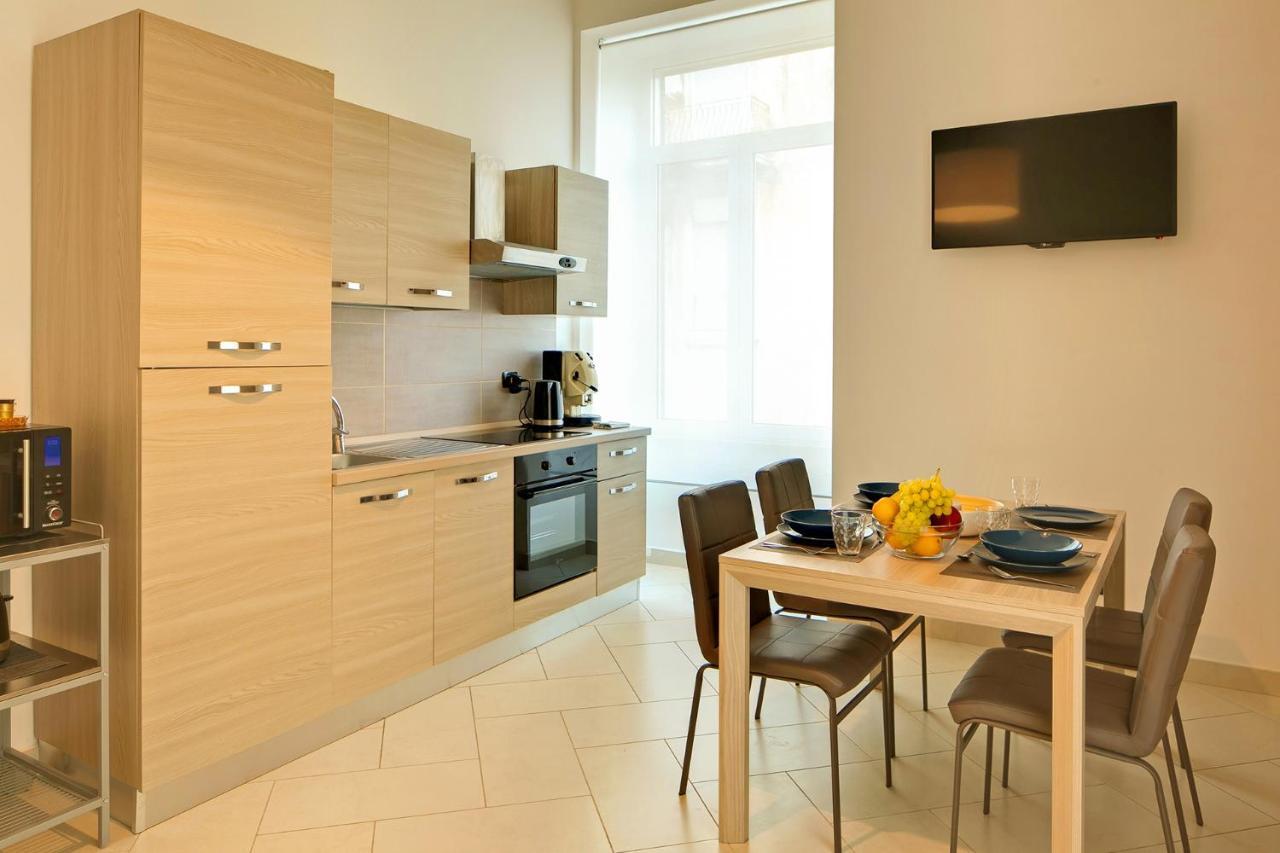 Le Corti Di Napoli Apartments ภายนอก รูปภาพ